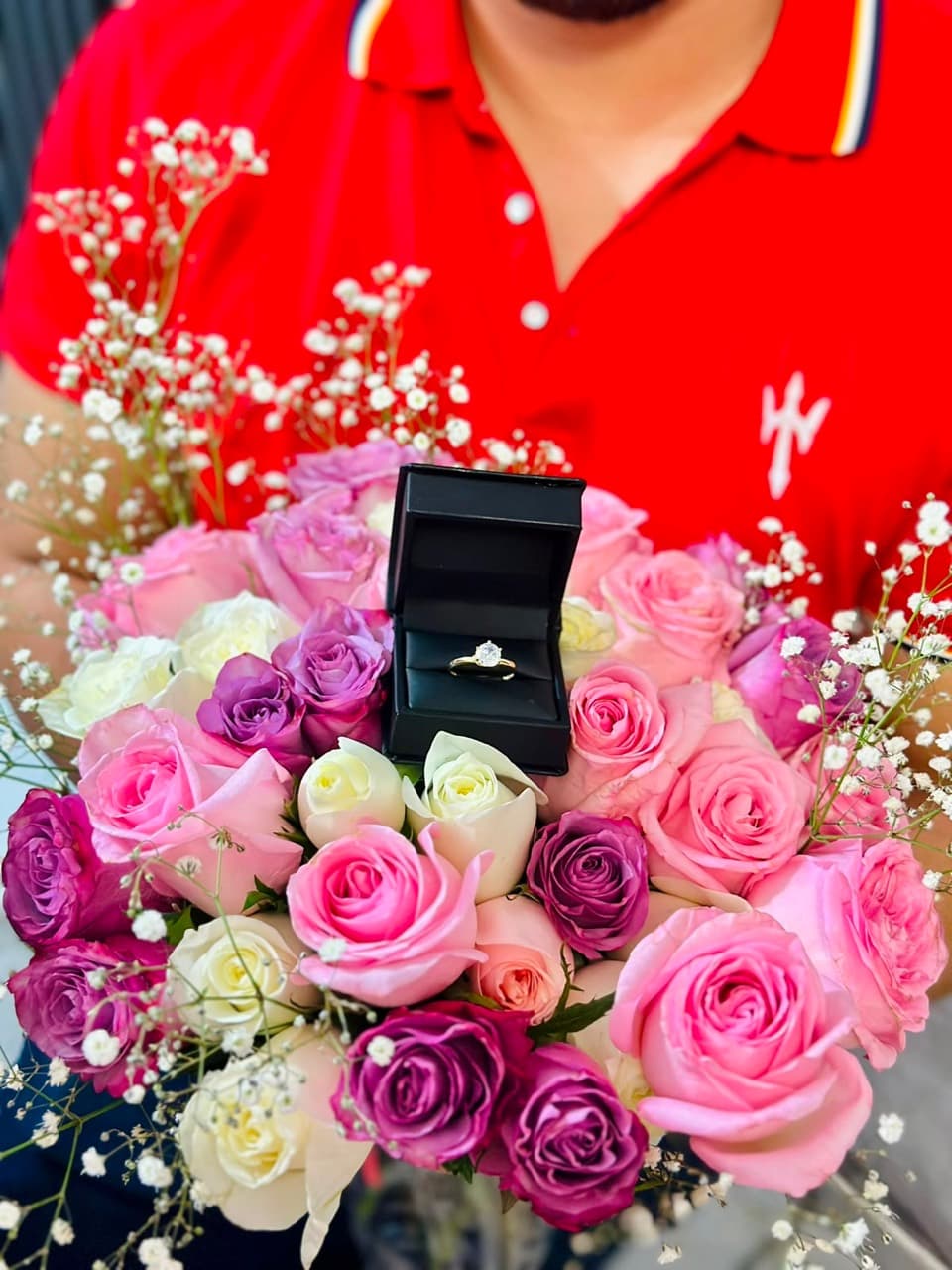 Ramo de rosas con el anillo de compromiso