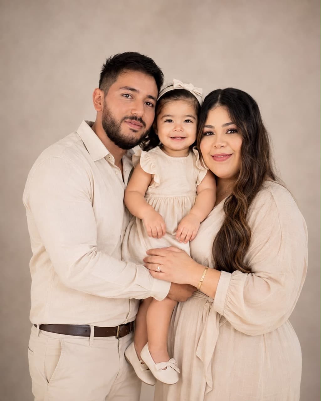 Retrato de Yared y Francisco junto a su hija